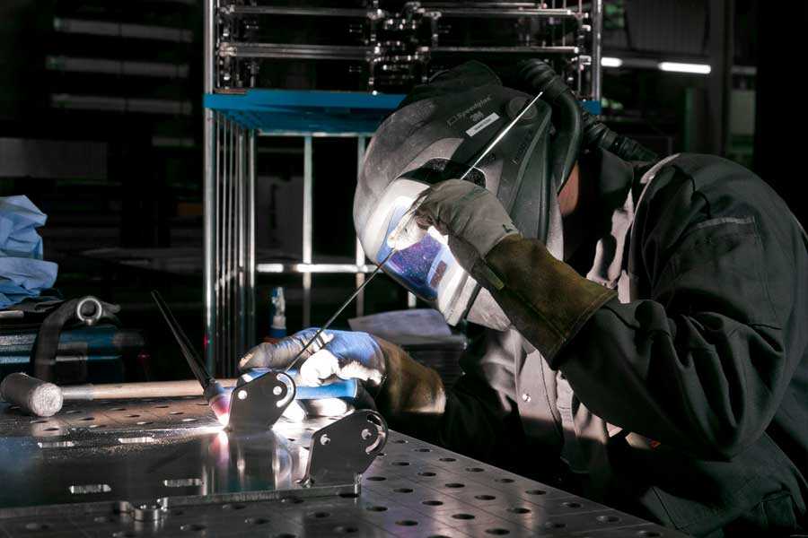 Spawacz Zdjęcie człowieka w masce ochronnej, osoba ta spawa